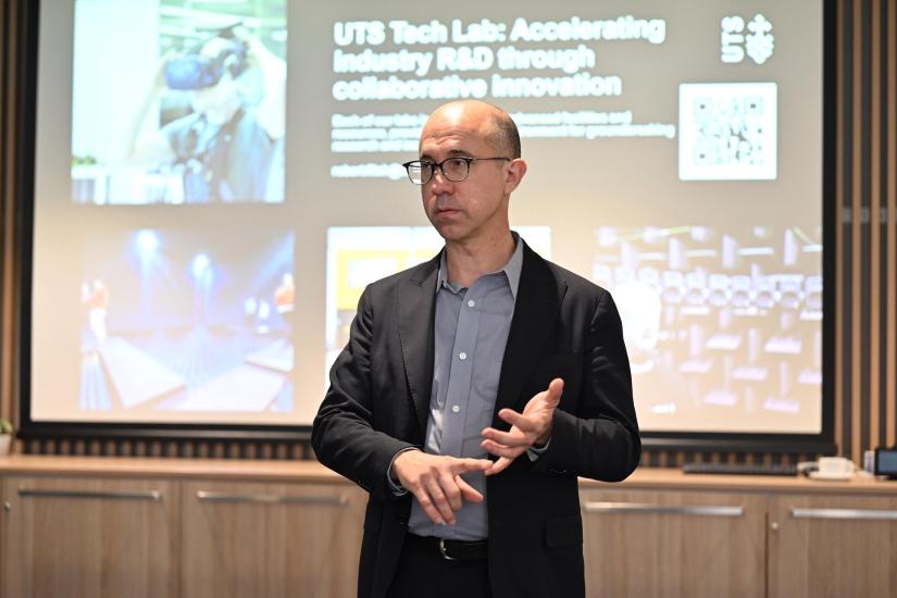 Director of UTS Tech Lab, Professor Robert Fitch speaking at research cafe
